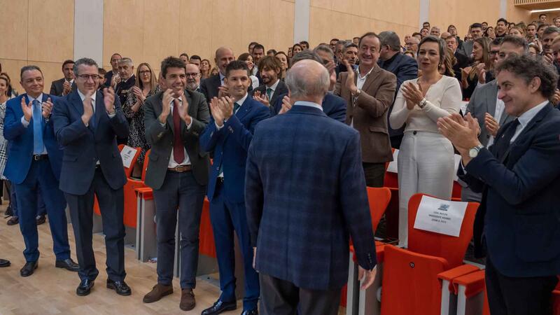 Toni Pérez felicita al nuevo presidente de HOSBEC, Federico Fuster, y elogia la trayectoria y logros del presidente saliente, Toni Mayor