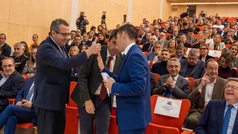 Toni Pérez felicita al nuevo presidente de HOSBEC, Federico Fuster, y elogia la trayectoria y logros del presidente saliente, Toni Mayor