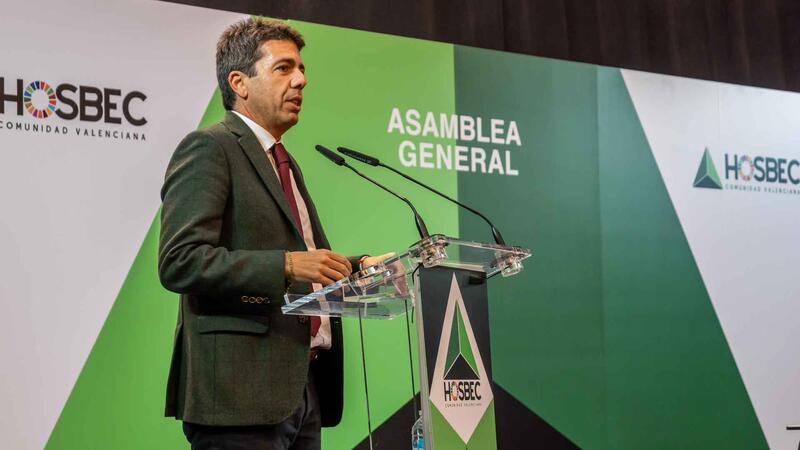 Toni Pérez felicita al nuevo presidente de HOSBEC, Federico Fuster, y elogia la trayectoria y logros del presidente saliente, Toni Mayor