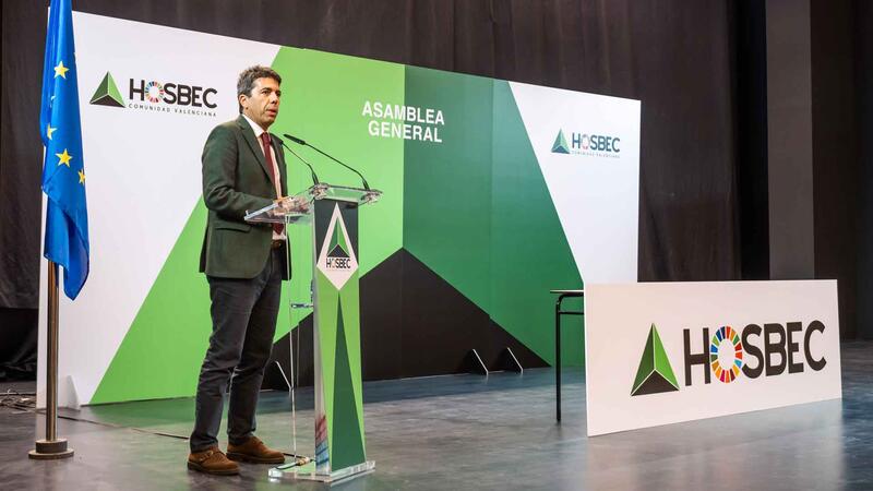 Toni Pérez felicita al nuevo presidente de HOSBEC, Federico Fuster, y elogia la trayectoria y logros del presidente saliente, Toni Mayor