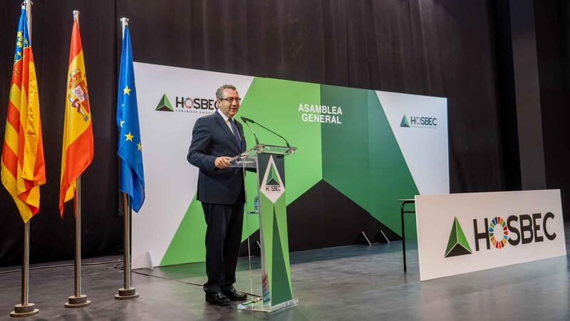 Toni Pérez felicita al nuevo presidente de HOSBEC, Federico Fuster, y elogia la trayectoria y logros del presidente saliente, Toni Mayor