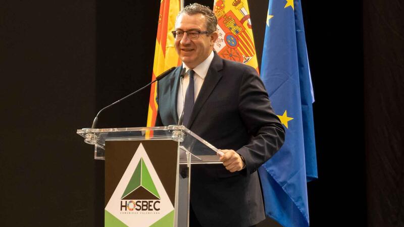 Toni Pérez felicita al nuevo presidente de HOSBEC, Federico Fuster, y elogia la trayectoria y logros del presidente saliente, Toni Mayor