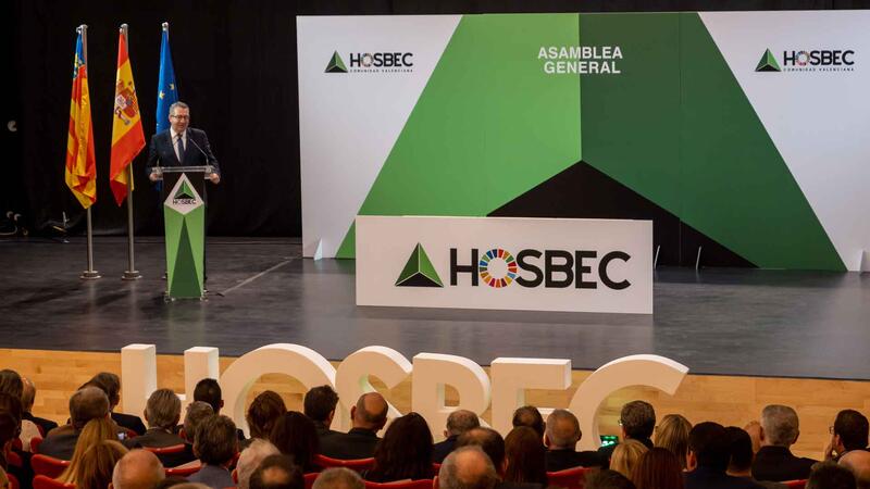 Toni Pérez felicita al nuevo presidente de HOSBEC, Federico Fuster, y elogia la trayectoria y logros del presidente saliente, Toni Mayor