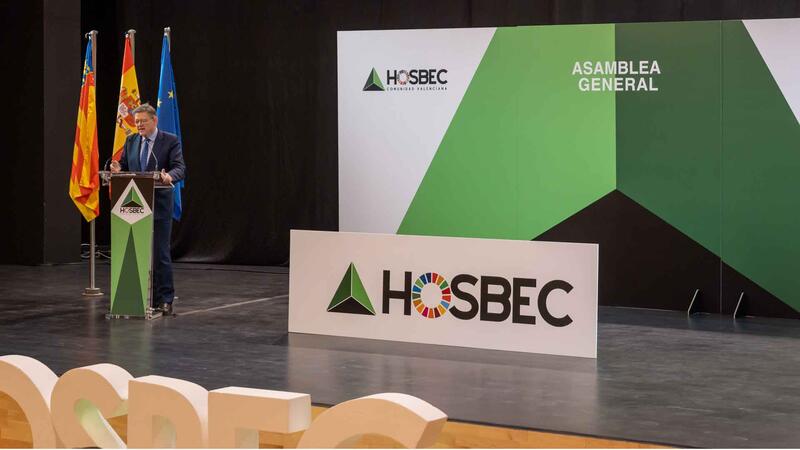 Toni Pérez felicita al nuevo presidente de HOSBEC, Federico Fuster, y elogia la trayectoria y logros del presidente saliente, Toni Mayor