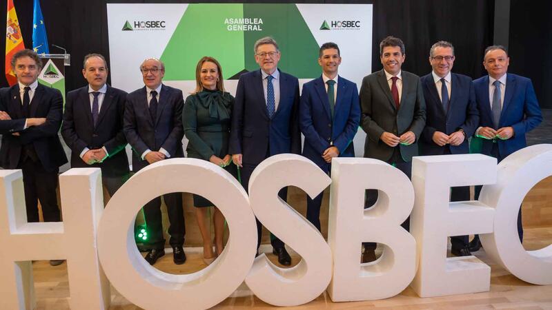 Toni Pérez felicita al nuevo presidente de HOSBEC, Federico Fuster, y elogia la trayectoria y logros del presidente saliente, Toni Mayor