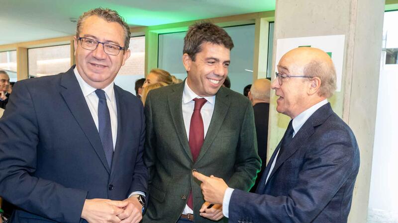 Toni Pérez felicita al nuevo presidente de HOSBEC, Federico Fuster, y elogia la trayectoria y logros del presidente saliente, Toni Mayor