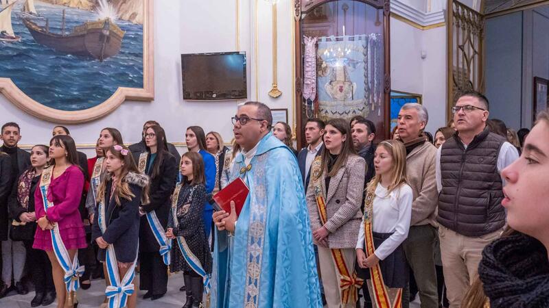 Los mayorales de Benidorm se presentan ante la Mare de Déu del Sofratge