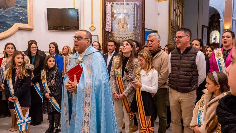 Los mayorales de Benidorm se presentan ante la Mare de Déu del Sofratge