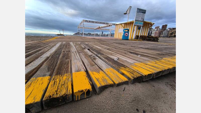 El PSOE denuncia la falta de mantenimiento de la pasarela del punto de playas accesibles del Parque de Elche