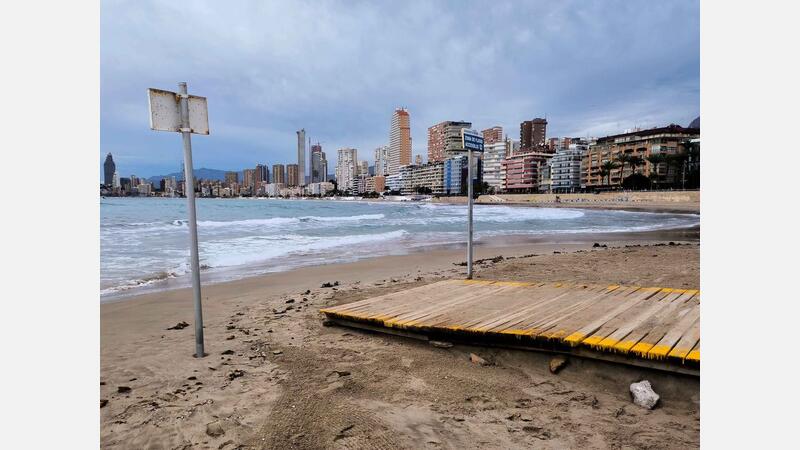 El PSOE denuncia la falta de mantenimiento de la pasarela del punto de playas accesibles del Parque de Elche