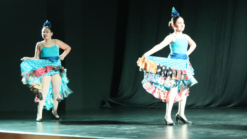 Los alumnos del Conservatorio Municipal de Danza deleitan al público con su Festival de Navidad