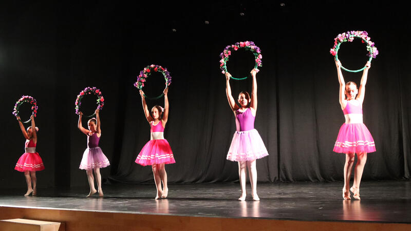 Los alumnos del Conservatorio Municipal de Danza deleitan al público con su Festival de Navidad