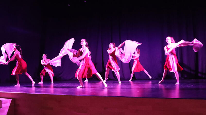 Los alumnos del Conservatorio Municipal de Danza deleitan al público con su Festival de Navidad