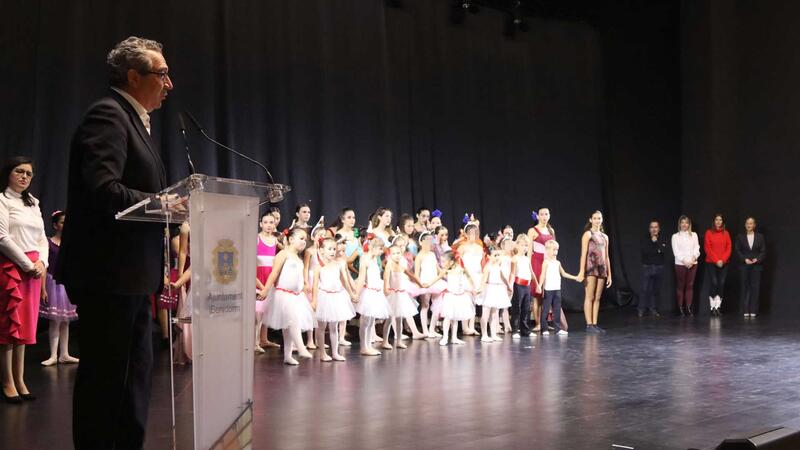 Los alumnos del Conservatorio Municipal de Danza deleitan al público con su Festival de Navidad