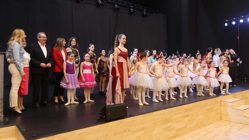 Los alumnos del Conservatorio Municipal de Danza deleitan al público con su Festival de Navidad