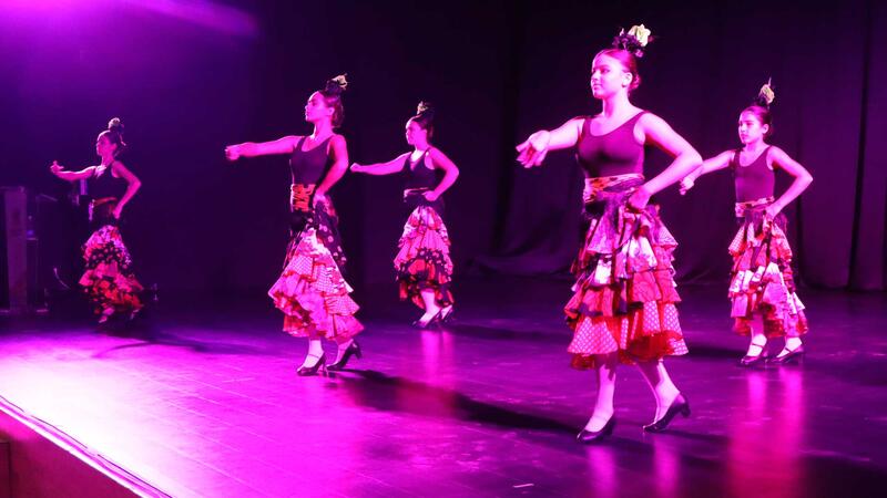 Los alumnos del Conservatorio Municipal de Danza deleitan al público con su Festival de Navidad