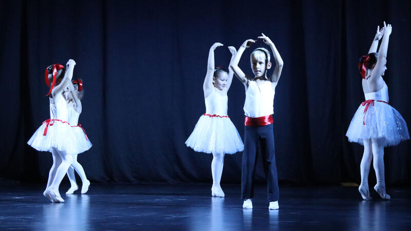 Los alumnos del Conservatorio Municipal de Danza deleitan al público con su Festival de Navidad