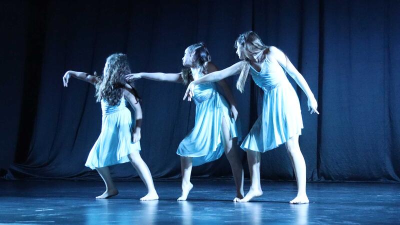 Los alumnos del Conservatorio Municipal de Danza deleitan al público con su Festival de Navidad