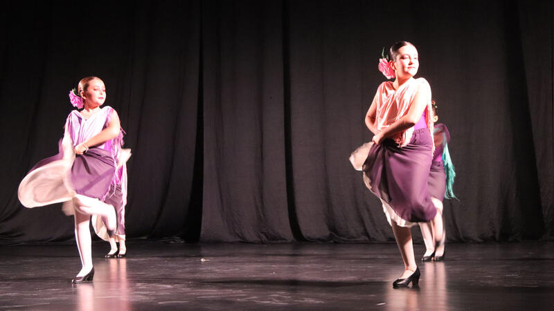 Los alumnos del Conservatorio Municipal de Danza deleitan al público con su Festival de Navidad