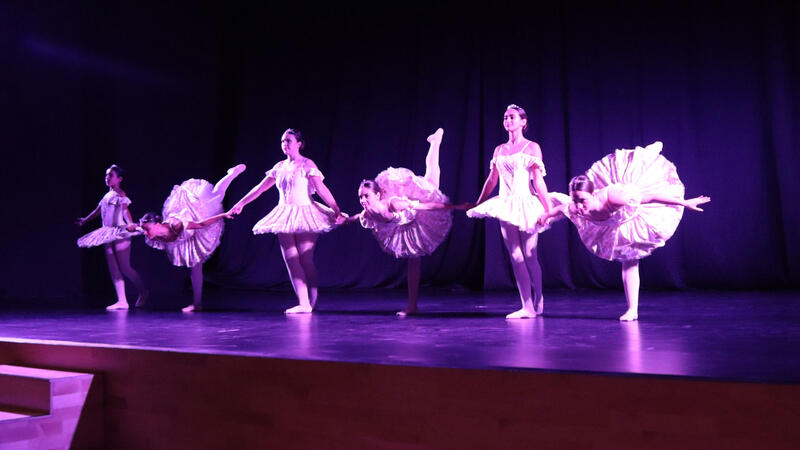 Los alumnos del Conservatorio Municipal de Danza deleitan al público con su Festival de Navidad