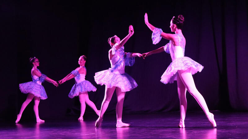 Los alumnos del Conservatorio Municipal de Danza deleitan al público con su Festival de Navidad