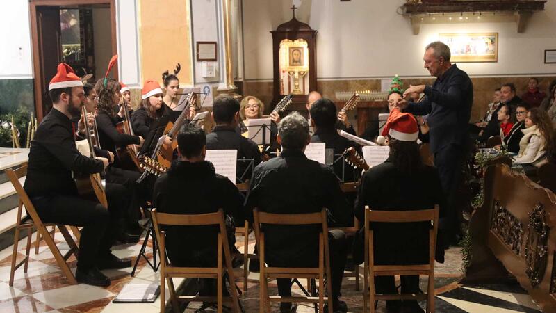 Música clásica y villancicos se unen en perfecta armonía en el Concierto de Navidad de la Rondalla de la ACR La Barqueta