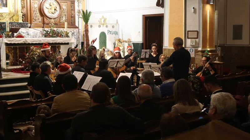 Música clásica y villancicos se unen en perfecta armonía en el Concierto de Navidad de la Rondalla de la ACR La Barqueta