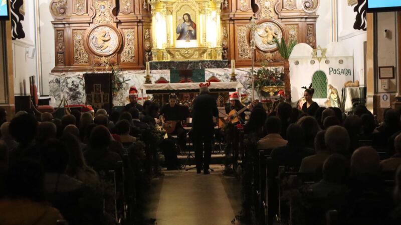 Música clásica y villancicos se unen en perfecta armonía en el Concierto de Navidad de la Rondalla de la ACR La Barqueta