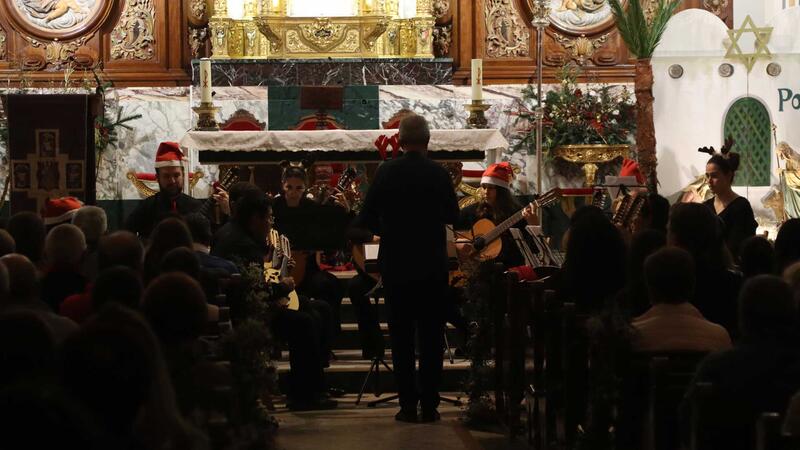Música clásica y villancicos se unen en perfecta armonía en el Concierto de Navidad de la Rondalla de la ACR La Barqueta