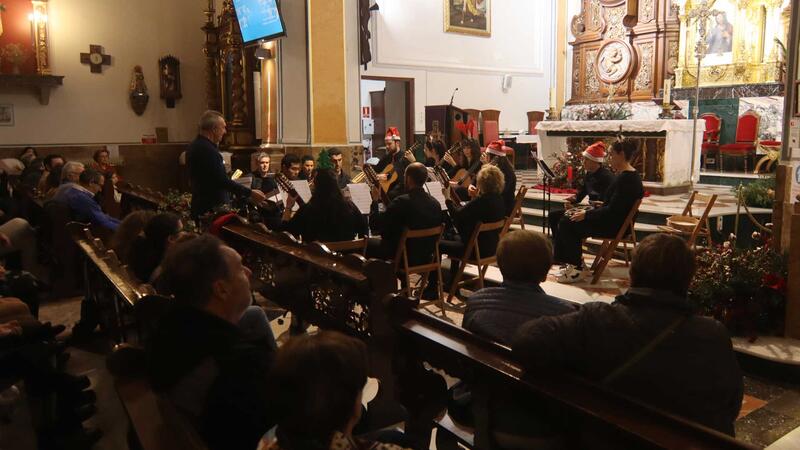 Música clásica y villancicos se unen en perfecta armonía en el Concierto de Navidad de la Rondalla de la ACR La Barqueta