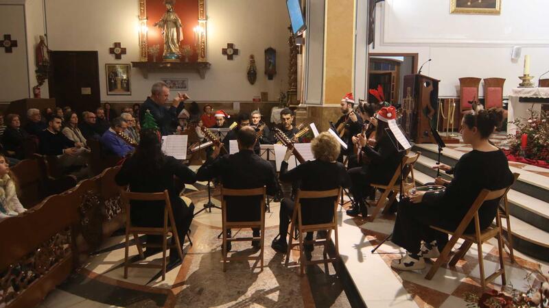 Música clásica y villancicos se unen en perfecta armonía en el Concierto de Navidad de la Rondalla de la ACR La Barqueta