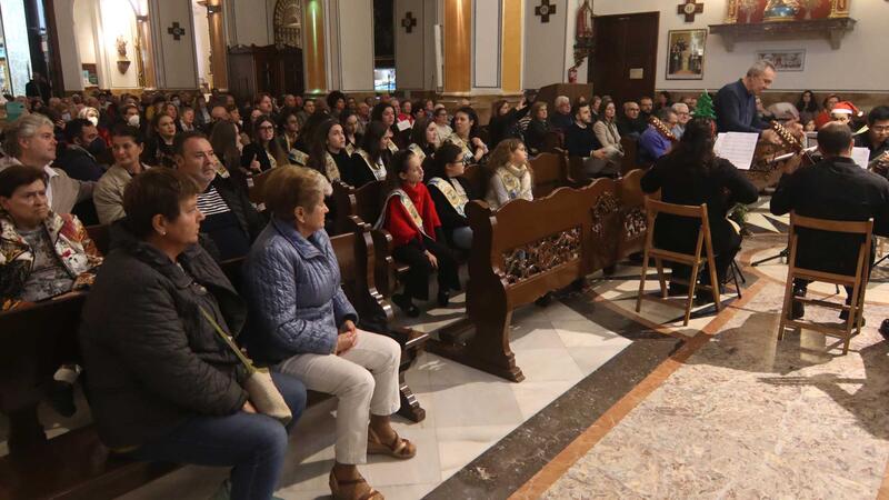 Música clásica y villancicos se unen en perfecta armonía en el Concierto de Navidad de la Rondalla de la ACR La Barqueta