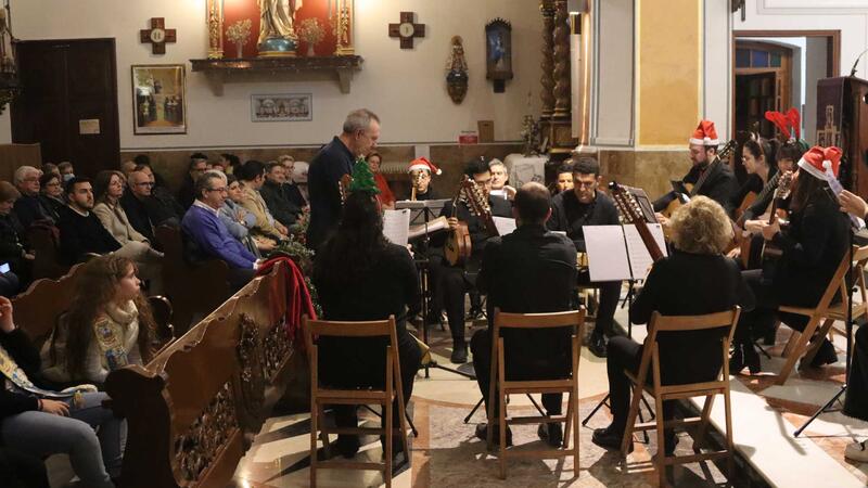 Música clásica y villancicos se unen en perfecta armonía en el Concierto de Navidad de la Rondalla de la ACR La Barqueta