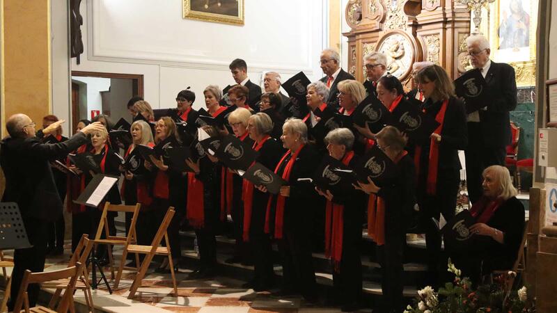 La Coral de la Unión Musical de Benidorm ofrece un gran recital de villancicos en la iglesia de San Jaime 