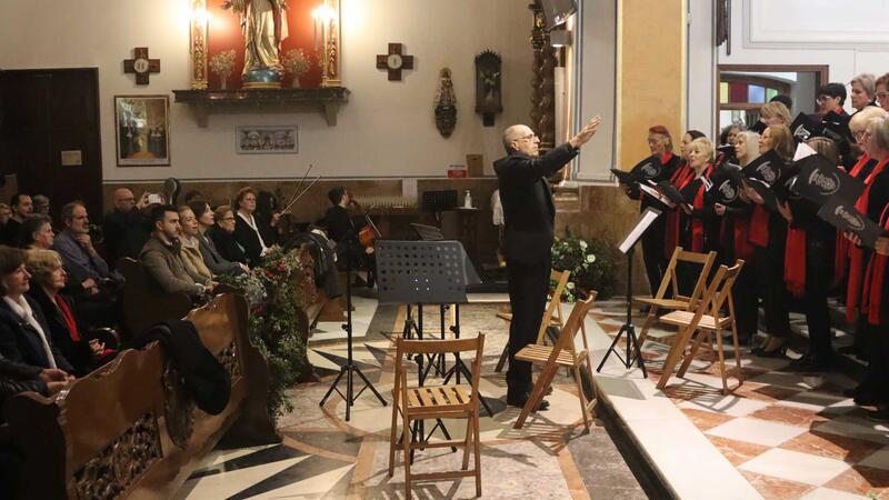 La Coral de la Unión Musical de Benidorm ofrece un gran recital de villancicos en la iglesia de San Jaime 
