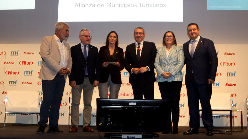 The mayor gives the AMT Destination Award for 