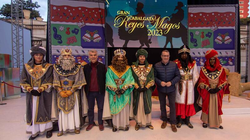 La Cabalgata de Melchor, Gaspar y Baltasar reparte ilusión a los niños de Benidorm