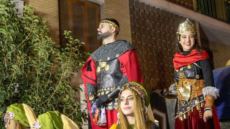 La Cabalgata de Melchor, Gaspar y Baltasar reparte ilusión a los niños de Benidorm