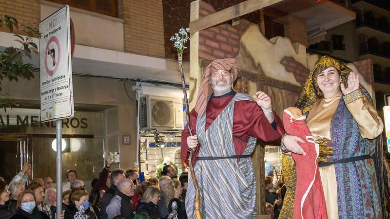 La Cabalgata de Melchor, Gaspar y Baltasar reparte ilusión a los niños de Benidorm
