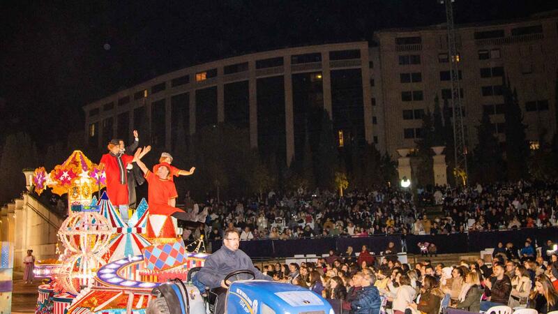 La Cabalgata de Melchor, Gaspar y Baltasar reparte ilusión a los niños de Benidorm