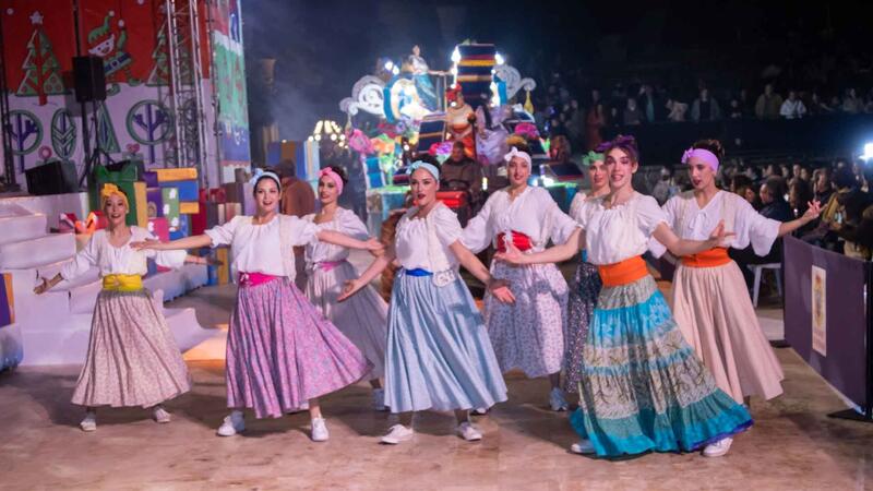 La Cabalgata de Melchor, Gaspar y Baltasar reparte ilusión a los niños de Benidorm