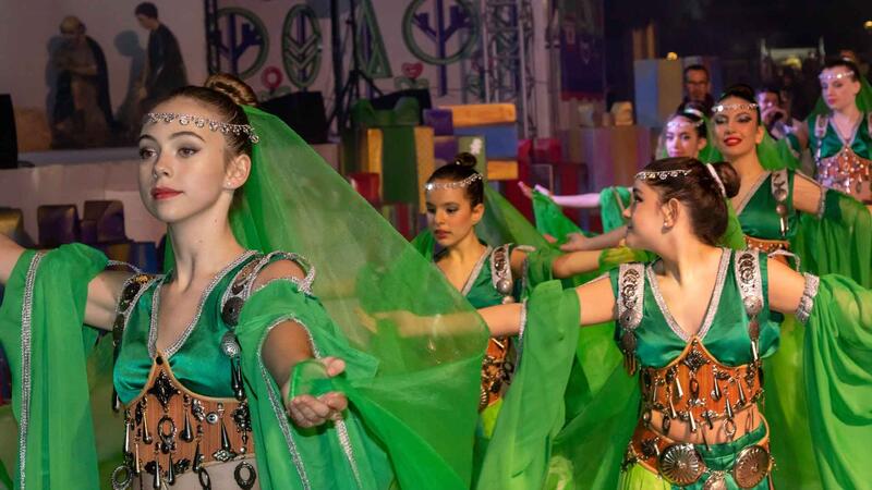 La Cabalgata de Melchor, Gaspar y Baltasar reparte ilusión a los niños de Benidorm