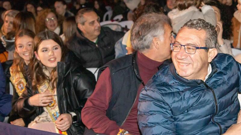 La Cabalgata de Melchor, Gaspar y Baltasar reparte ilusión a los niños de Benidorm