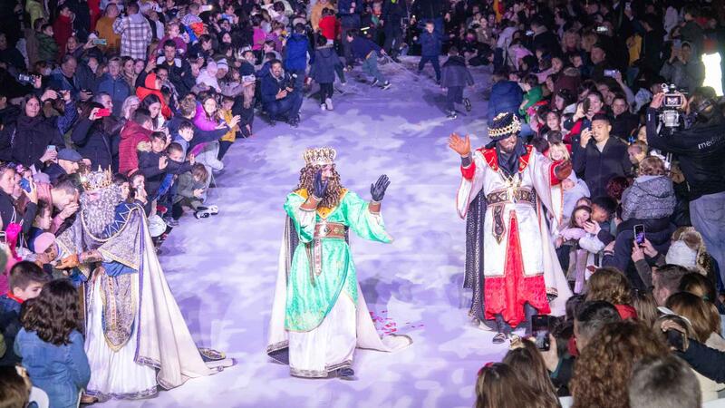 La Cabalgata de Melchor, Gaspar y Baltasar reparte ilusión a los niños de Benidorm