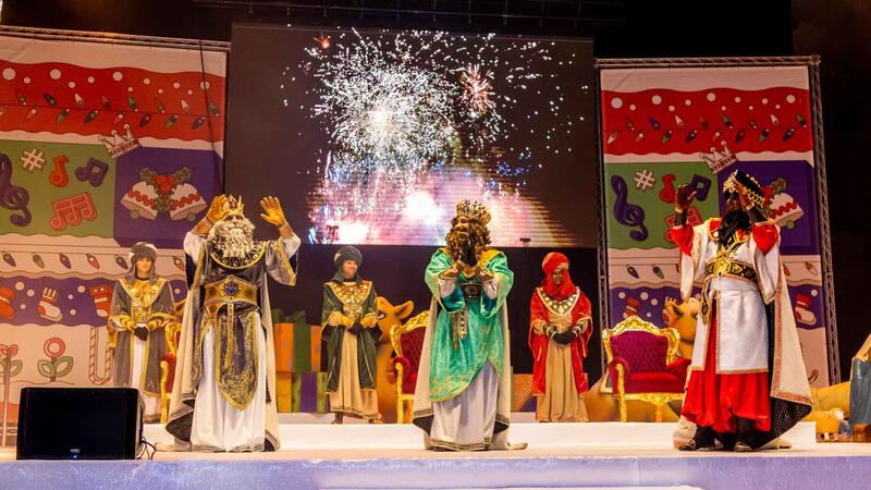 La Cabalgata de Melchor, Gaspar y Baltasar reparte ilusión a los niños de Benidorm