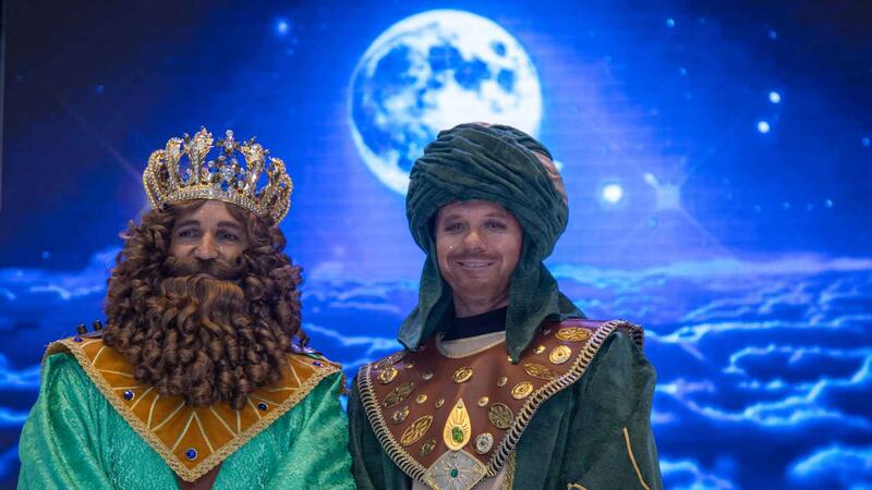 La Cabalgata de Melchor, Gaspar y Baltasar reparte ilusión a los niños de Benidorm