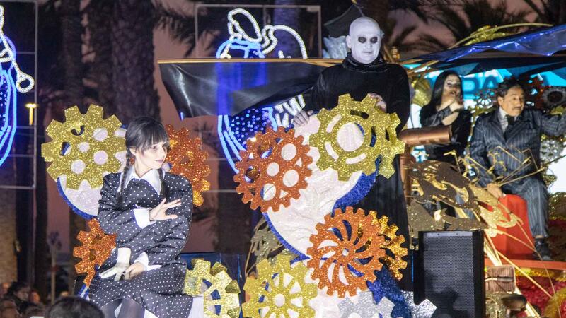La Cabalgata de Melchor, Gaspar y Baltasar reparte ilusión a los niños de Benidorm