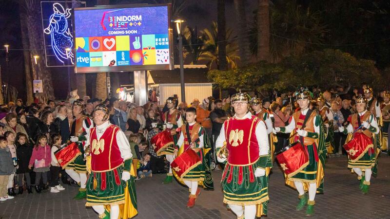 La Cabalgata de Melchor, Gaspar y Baltasar reparte ilusión a los niños de Benidorm