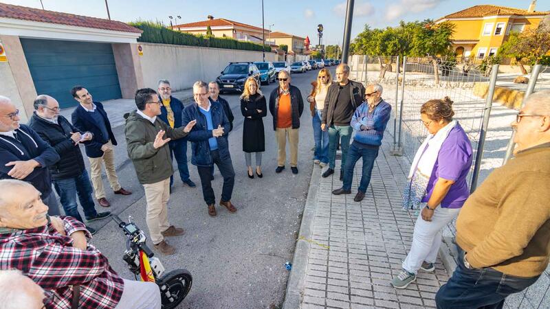 Noves lluminàries i parc públic en Finca Barrina
