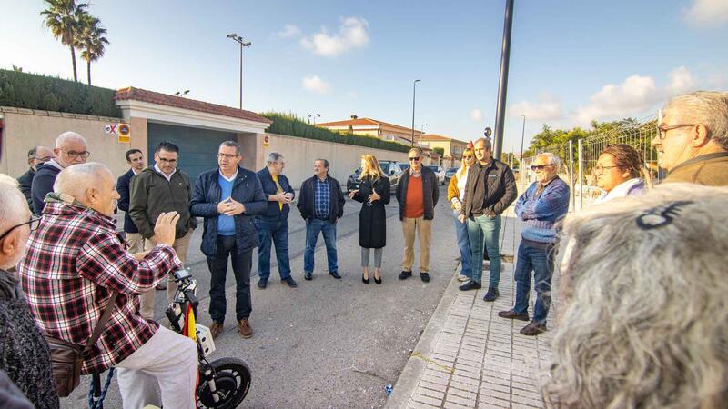 Noves lluminàries i parc públic en Finca Barrina